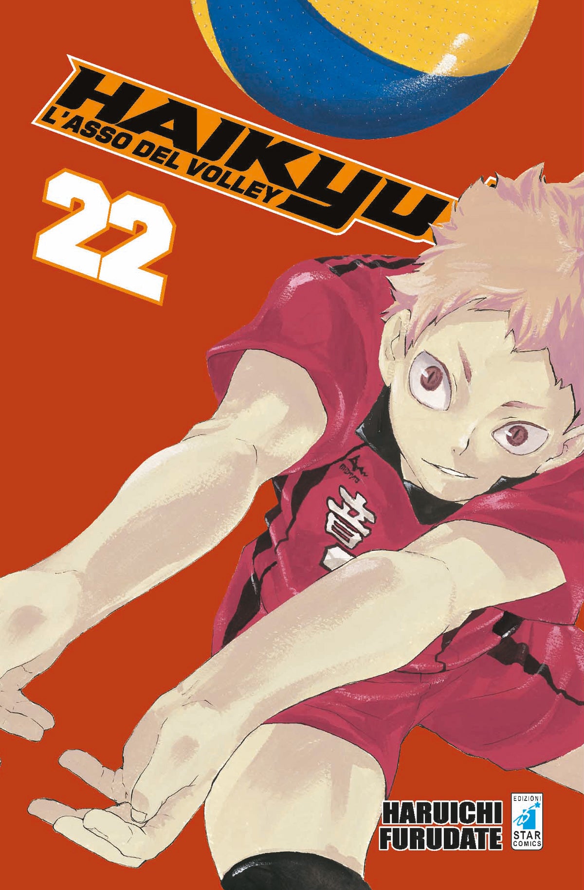 Copertina del manga Haikyu!! Vol. 22 edito da Star Comics. Su un vivace sfondo rosso, spicca in primo piano il libero Morisuke Yaku del Liceo Nekoma, ritratto con i capelli corti e chiari mentre si lancia in avanti con le braccia tese per una ricezione bassa. Sopra di lui vola un pallone da pallavolo giallo e blu. In evidenza il numero 22 in bianco e il logo arancione della serie.
