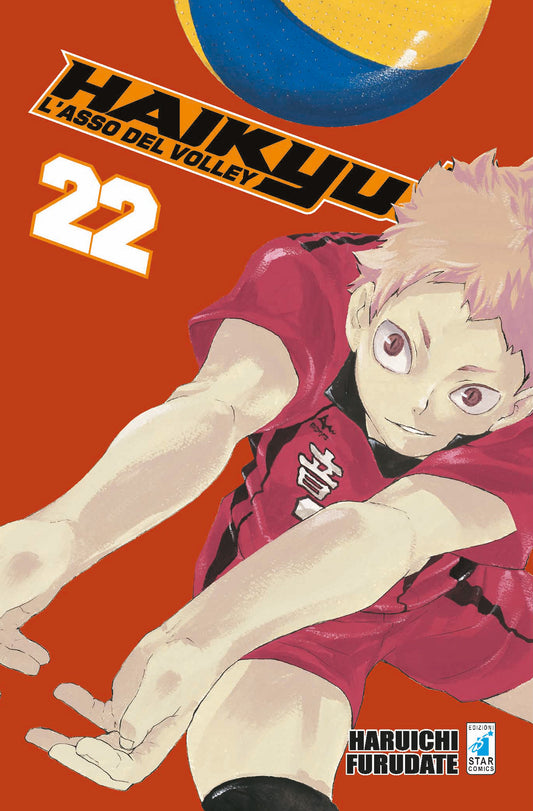 Copertina del manga Haikyu!! Vol. 22 edito da Star Comics. Su un vivace sfondo rosso, spicca in primo piano il libero Morisuke Yaku del Liceo Nekoma, ritratto con i capelli corti e chiari mentre si lancia in avanti con le braccia tese per una ricezione bassa. Sopra di lui vola un pallone da pallavolo giallo e blu. In evidenza il numero 22 in bianco e il logo arancione della serie.