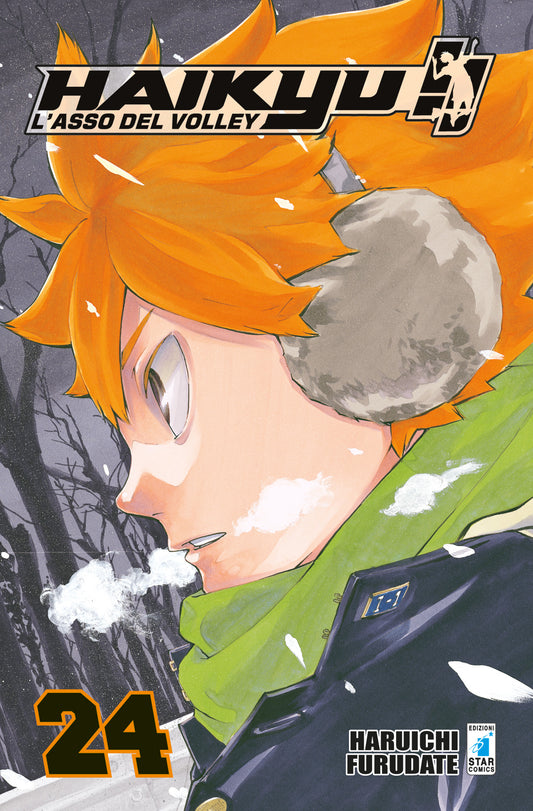 Copertina del manga Haikyu!! Vol. 24 edito da Star Comics. In un intenso primo piano laterale, Shoyo Hinata è ritratto con indosso dei paraorecchie grigi e pelosi e una sciarpa verde. Sullo sfondo un paesaggio invernale innevato con alberi spogli, mentre dei fiocchi di neve cadono intorno a lui. Il numero 24 risalta in arancione in basso a sinistra.
