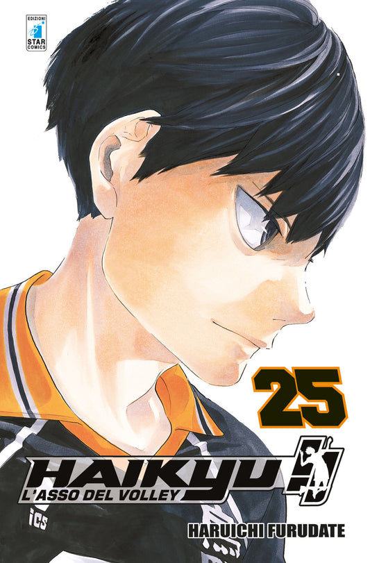 Copertina del manga Haikyu!! Vol. 25 edito da Star Comics. In primissimo piano, Tobio Kageyama è ritratto di profilo con uno sguardo freddo e penetrante. Indossa la divisa scura del Karasuno con i classici inserti arancioni sul colletto. Lo sfondo è bianco e minimalista, mettendo in risalto i lineamenti decisi del personaggio. Il numero 25 risalta in arancione e nero sulla destra.