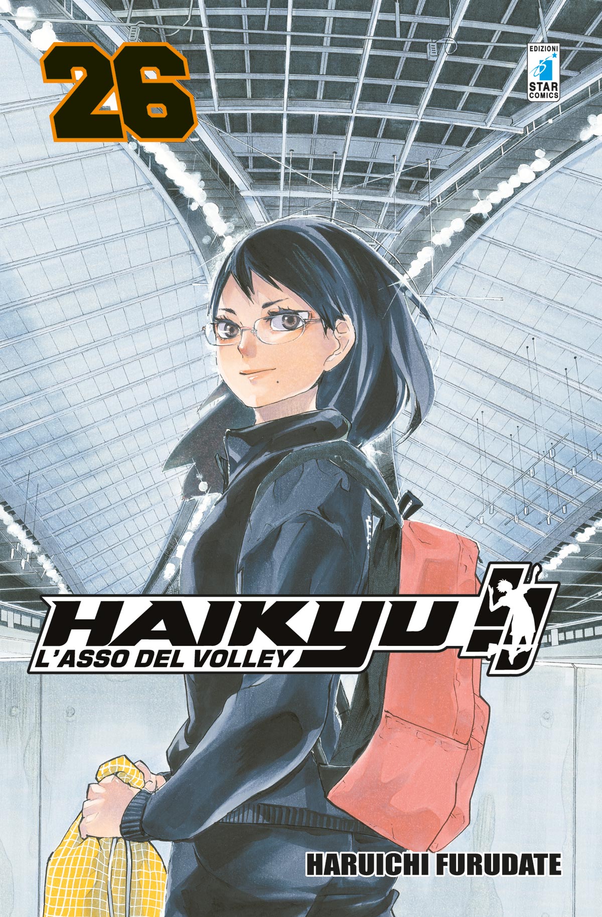 Copertina del manga Haikyu!! Vol. 26 edito da Star Comics. In primo piano, la manager del Karasuno, Kiyoko Shimizu, è ritratta con i suoi occhiali e i capelli scuri, mentre indossa una tuta sportiva e porta uno zaino rosso sulle spalle. Tiene in mano una sacca gialla e si trova all'interno di un imponente palazzetto dello sport con un soffitto a grata metallica. In alto a sinistra risalta il numero 26 in arancione e nero.