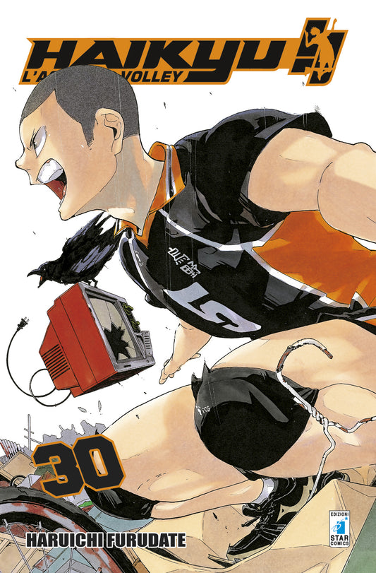 Copertina del manga Haikyu!! Vol. 30 edito da Star Comics. In primo piano, Ryunosuke Tanaka è ritratto in una posa estremamente dinamica mentre corre sopra un cumulo di macerie. Indossa la sua divisa nera del Karasuno e accanto a lui vola un corvo nero. Sotto il braccio trasporta una vecchia televisione rossa con lo schermo rotto. In basso a sinistra spicca il numero 30 in arancione e nero.