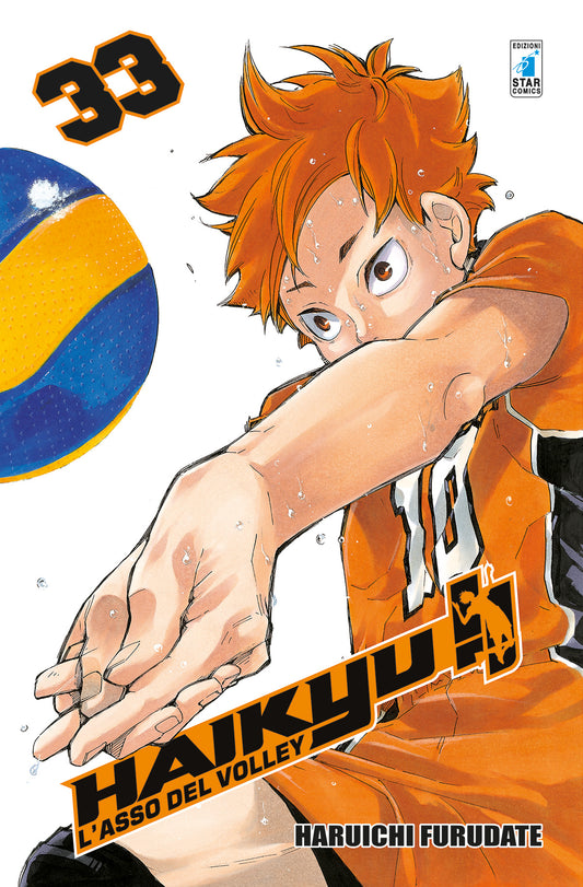 Copertina del manga Haikyu!! Vol. 33 edito da Star Comics. Shoyo Hinata, con la sua inconfondibile chioma arancione e la divisa numero 10, è ritratto in un momento di estrema concentrazione mentre effettua una ricezione bassa con le mani giunte. Il suo corpo è imperlato di sudore e lo sguardo è fisso sul pallone giallo e blu che vola sulla sinistra. Il numero 33 risalta in alto a sinistra.