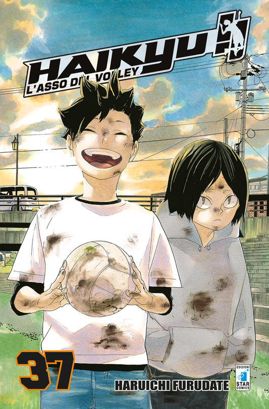 Copertina del manga Haikyu!! Vol. 37 edito da Star Comics. In un'immagine carica di nostalgia e calore, sono ritratti i giovani Tetsuro Kuroo e Kenma Kozume da bambini. Entrambi sono sporchi di fango; Kuroo sorride ampiamente reggendo un pallone da pallavolo, mentre il piccolo Kenma lo osserva con la sua classica espressione mite. Lo sfondo mostra un tramonto dorato su un paesaggio urbano. In basso a sinistra spicca il numero 37.