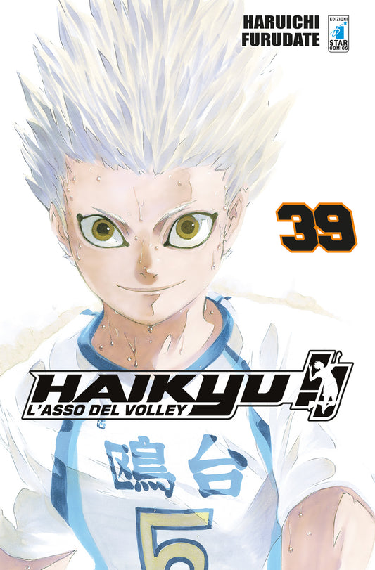 Copertina del manga Haikyu!! Vol. 39 edito da Star Comics. In un primissimo piano mozzafiato, spicca il volto di Korai Hoshiumi del Kamomedai. I suoi capelli bianchi sono sparati verso l'alto come fiamme e i suoi grandi occhi dorati brillano di una determinazione quasi ferina. La pelle è imperlata di sudore, sottolineando l'intensità del match. In alto a destra risalta il numero 39 in arancione e nero.