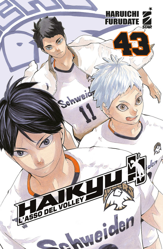 Copertina del manga Haikyu!! Vol. 43 edito da Star Comics. In primo piano spicca Tobio Kageyama con la nuova divisa bianca della squadra professionistica "Schweiden Adlers", caratterizzata da un logo con un'aquila. Accanto a lui appare Korai Hoshiumi, anche lui in maglia bianca, e un altro compagno di squadra. Il numero 43 risalta in arancione e nero sulla destra.