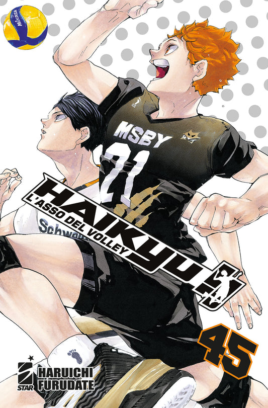 Copertina del manga Haikyu!! L'asso del volley Vol. 45. In un'illustrazione estremamente dinamica, Hinata (con i capelli arancioni e la divisa nera e oro della squadra MSBY numero 21) salta energicamente per schiacciare, sfoggiando un sorriso entusiasta. Dietro di lui compare Kageyama, in divisa bianca, che segue l'azione verso l'alto con sguardo concentrato. In alto a sinistra è disegnato un pallone da pallavolo Mikasa giallo e blu, su uno sfondo bianco decorato a grandi pois grigi. Completano l'immagine i