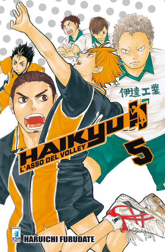 Copertina del manga Haikyu!! Vol. 5 edito da Star Comics. In primo piano Shoyo Hinata salta per una schiacciata, affiancato dall'asso Asahi Azumane con un'espressione carica di grinta. Sullo sfondo si stagliano i giganti del muro del Liceo Date Kogyo (Date Tech) in maglia bianca e verde, pronti a bloccare l'attacco. Il numero 5 risalta in arancione.