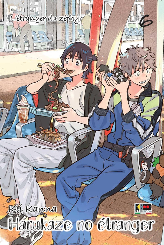 Copertina del manga Harukaze no Étranger Vol. 6, edito da Flashbook Edizioni. L'illustrazione dai colori caldi e pastello mostra i due protagonisti, Shun e Mio, seduti su delle poltroncine all'aperto. A sinistra, Shun indossa pantaloni chiari, una t-shirt bianca e una giacca scura aperta, e sta mangiando degli yakisoba da una vaschetta usando delle bacchette. A destra, Mio sfoggia un sorriso vivace e tiene in mano un piccolo e buffo peluche a forma di cavallo.