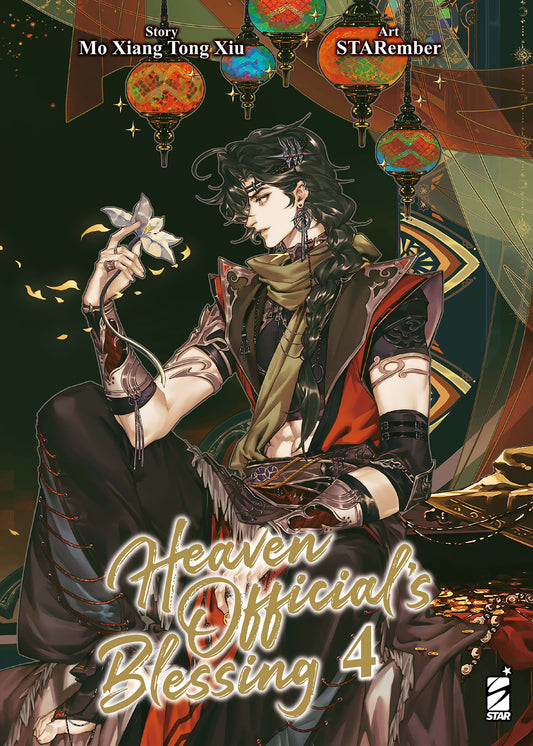 Copertina del quarto volume in italiano del manhua 'Heaven Official's Blessing' di Mo Xiang Tong Xiu e STARember, edito da Star Comics. L'illustrazione su sfondo scuro impreziosito da lanterne cinesi finemente decorate ritrae in primo piano l'affascinante San Lang (Hua Cheng) con lunghi capelli scuri intrecciati e abiti tradizionali curati nei dettagli mentre tiene un delicato fiore bianco tra le dita, sormontato dal titolo in lettere dorate Heaven Official's Blessing 4 e dal logo Star Comics in basso a des