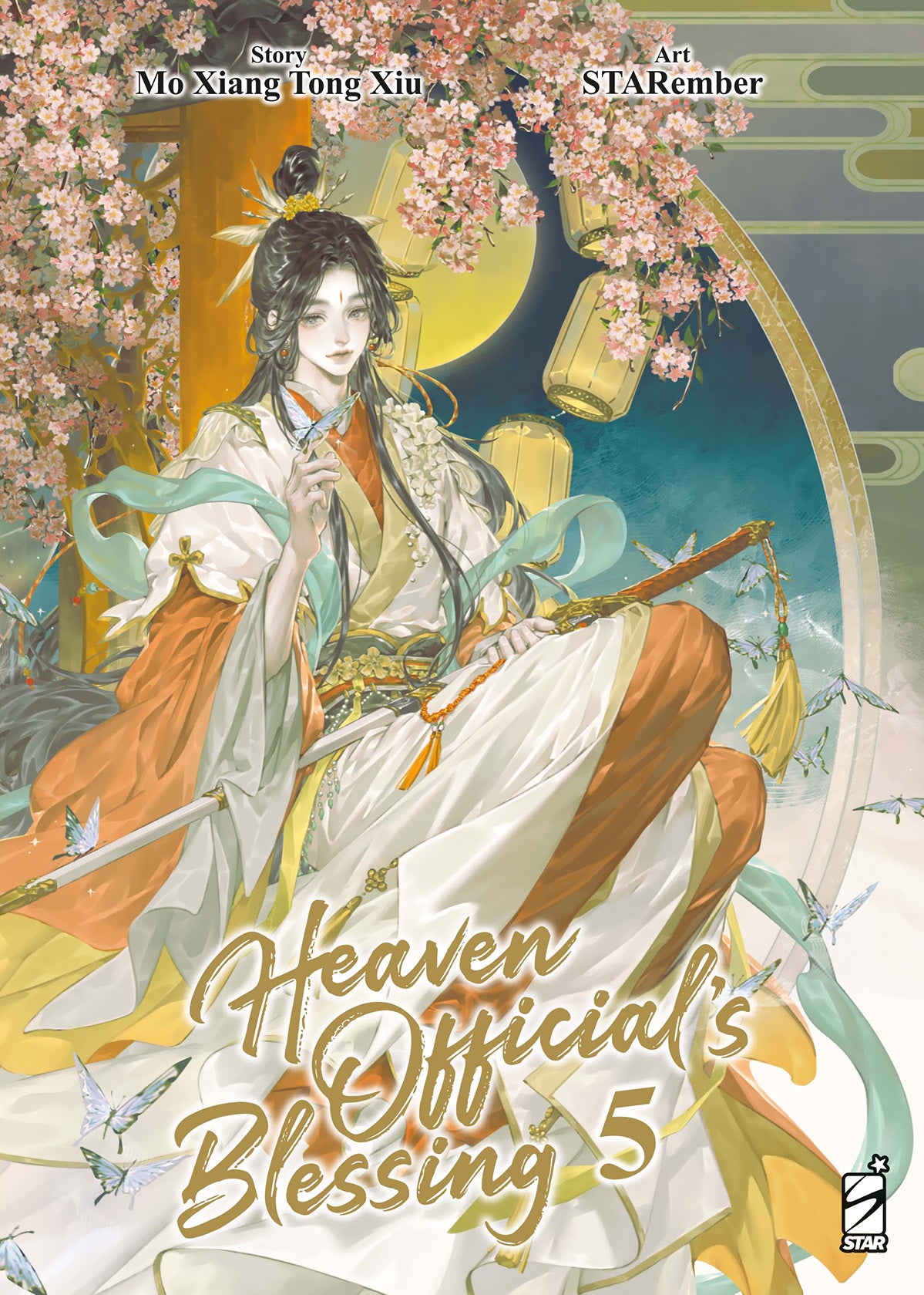 Copertina del manhua Heaven Official's Blessing Vol. 5 edito da Star Comics con Xie Lian in eleganti abiti tradizionali cinesi circondato da fiori di ciliegio e farfalle.   