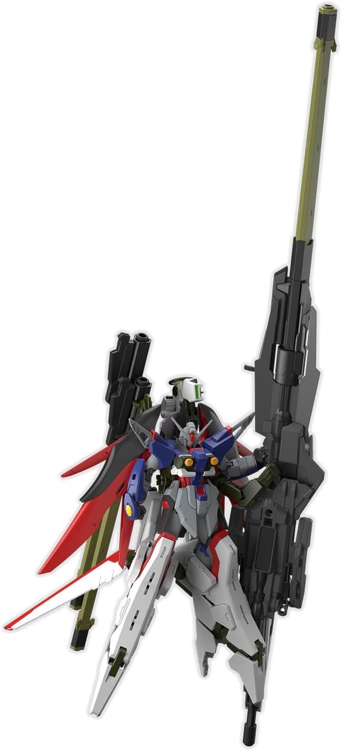 Il model kit HG Destiny Gundam Spec II in posa statica mentre sostiene verticalmente l'immenso cannone del Zeus Silhouette, che sovrasta in altezza il mobile suit stesso, mostrando la colorazione grigia e nera dell'arma.