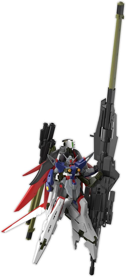 Il model kit HG Destiny Gundam Spec II in posa statica mentre sostiene verticalmente l'immenso cannone del Zeus Silhouette, che sovrasta in altezza il mobile suit stesso, mostrando la colorazione grigia e nera dell'arma.