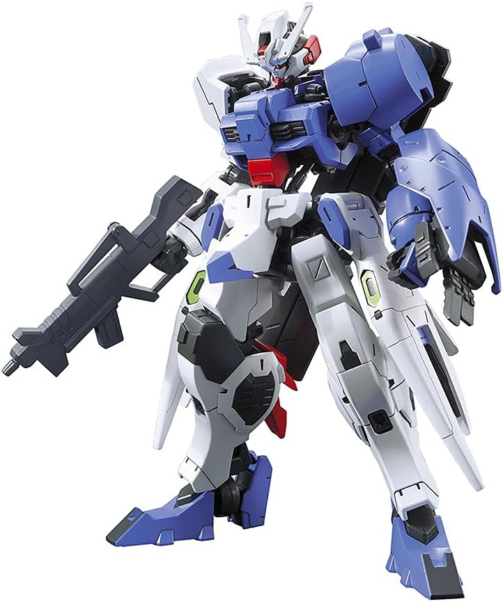 Il model kit assemblato dell'HG Gundam Astaroth, caratterizzato da un'armatura asimmetrica bianca e blu, equipaggiato con il grande Demolition Knife ripiegato sulla schiena e un fucile nella mano destra.