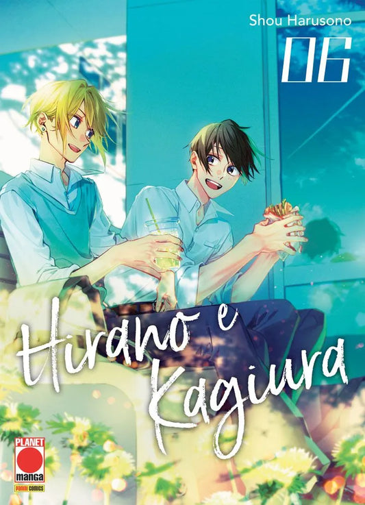 Copertina del manga Hirano e Kagiura Vol. 6, dell'autrice Shou Harusono edito da Panini Planet Manga. L'illustrazione, dai colori vivaci e caratterizzata da una luminosa e rilassata atmosfera estiva, mostra i due giovani protagonisti sorridenti mentre fanno uno spuntino seduti all'aperto. A sinistra, Hirano, un ragazzo dai corti capelli biondi sbarazzini e un orecchino verde, indossa un gilet azzurro su una camicia chiara e tiene in mano un bicchiere di plastica con una bibita ghiacciata e una cannuccia. A 