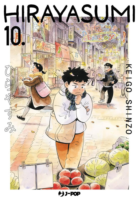 Copertina del decimo volume in italiano del manga 'Hirayasumi' di Keigo Shinzo, edito da J-POP Manga. L'illustrazione ad acquerello ambientata in una via commerciale illuminata ritrae in primo piano Hiroto in felpa bianca e sciarpa a quadri mentre cammina pensieroso con la mano sul mento, seguito a poca distanza da Natsumi che corre con una borsa rosa, sormontati dal titolo HIRAYASUMI in alto, dal numero 10, dal nome dell'autore Keigo Shinzo a destra e dal logo J-POP Manga in basso al centro.
