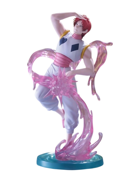 Statua da collezione di Hisoka Morrow della linea Exceed Creative Model di FuRyu per Hunter x Hunter su sfondo nero. L'illustrazione ritrae Hisoka con i capelli fucsia in una posa teatrale ed elegante mentre porta una mano alla testa, vestito con la classica tenuta bianca con i simboli del cuore e del quadro, avvolto da vistosi ed eleganti effetti d'energia traslucidi rosa che simulano la Bungee Gum e partono dalla base circolare azzurra.