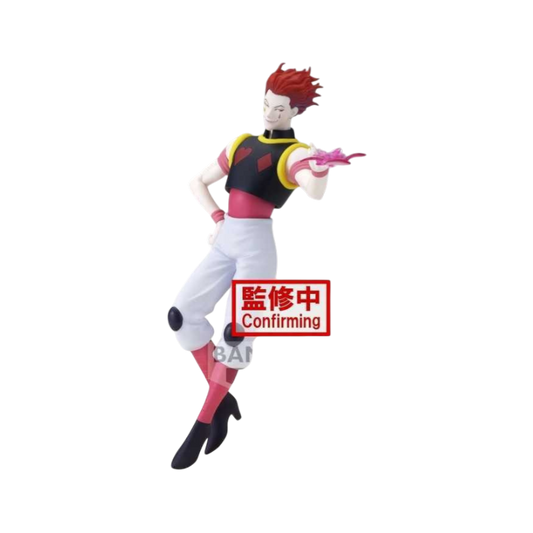 Immagine promozionale della statua in PVC di Hisoka tratta dall'anime Hunter x Hunter, appartenente alla linea Vibration Stars di Banpresto, isolata su sfondo bianco. Il personaggio, caratterizzato dai capelli rossi tirati all'indietro e dal tipico trucco facciale, indossa un corpetto nero con i simboli di cuori e quadri, maniche e fascia fucsia, pantaloni bianchi con ginocchiere nere e scarpe con tacco. È in posa con la mano destra sul fianco e la sinistra sollevata, sulla quale è posizionato un effetto di