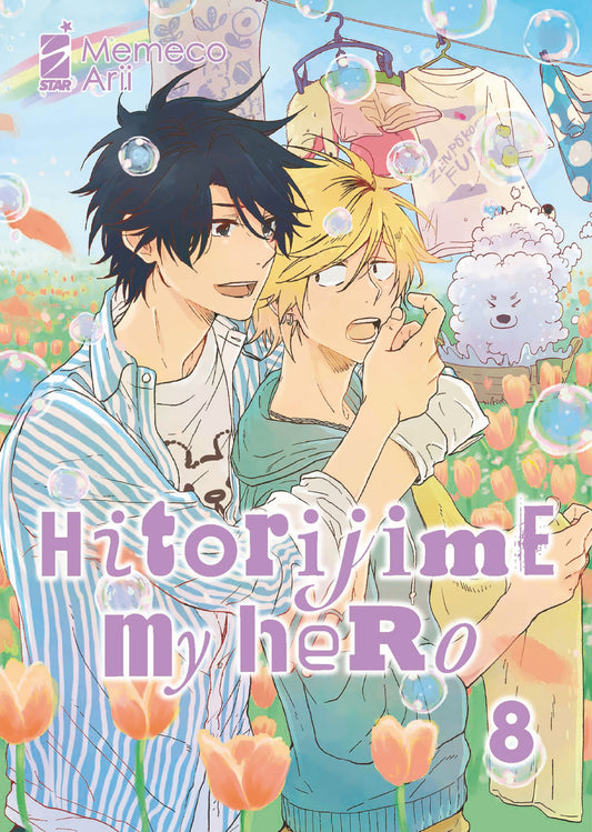 Copertina dell'ottavo volume in italiano del manga Boys' Love 'Hitorijime My Hero' di Memeco Arii, edito da Star Comics. L'illustrazione su uno sfondo bucolico con campo di tulipani, bolle di sapone e panni stesi ritrae il professor Kosuke in camicia a righe azzurre e bianche mentre abbraccia sorridente da dietro il giovane Setagawa in felpa azzurra, il quale regge un asciugamano giallo con un'espressione sorpresa, affiancati da un cagnolino bianco lavato in una tinozza, sormontati dal nome dell'autrice.