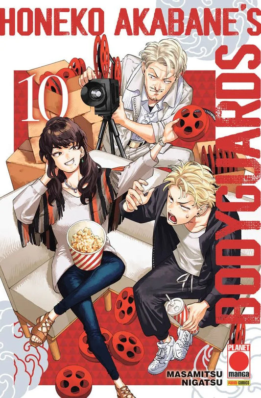 Copertina del manga Honeko Akabane's Bodyguards volume 10 edito da Planet Manga; l'illustrazione mostra tre personaggi della serie seduti su un divano in un set cinematografico, con cineprese, pellicole rosse e una confezione di pop-corn.