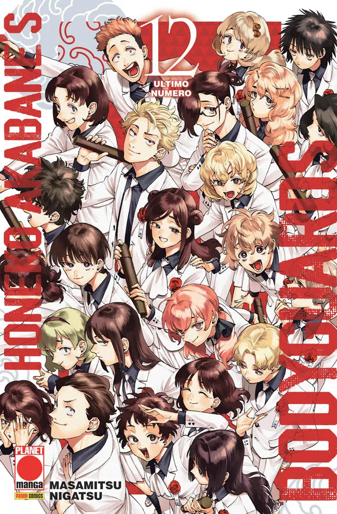 Copertina del manga Honeko Akabane's Bodyguards volume 12. Un'illustrazione corale festosa e affollata che ritrae tutti i numerosi compagni di classe (le guardie del corpo) sorridenti e in pose dinamiche. Indossano tutti eleganti divise bianche abbinate a dettagli e camicie nere o blu scuro. In alto al centro spicca il grande numero 12 con la dicitura "ULTIMO NUMERO". Il titolo dell'opera è scritto a grandi lettere rosse verticalmente lungo entrambi i margini laterali.