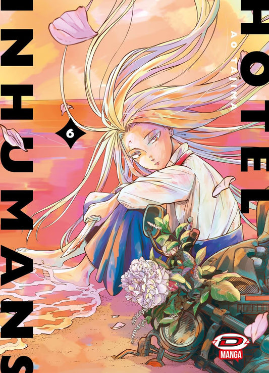 Copertina del sesto volume in italiano del manga 'Hotel Inhumans' di Ao Tajima, edito da Dynit Manga. L'illustrazione immersa nei toni caldi del tramonto sulla spiaggia mostra in primo piano un personaggio dai lunghissimi e fluenti capelli biondi fluttuanti nel vento, seduto a piedi nudi sulla battigia mentre impugna un coltello, con accanto il manubrio di una moto decorato con fiori e peonie.