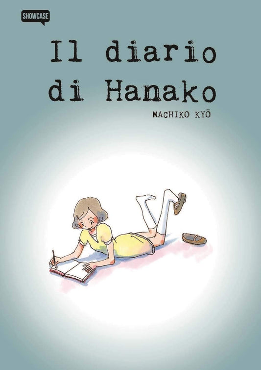 Copertina in italiano del manga 'Il diario di Hanako' di Machiko Kyo, edito da Dynit Manga per la linea Showcase. L'illustrazione minimale su sfondo grigio-azzurro mostra una ragazzina in abito giallo sdraiata a pancia in giù intentamente concentrata a scrivere su un diario, con un mocassino sfilato accanto ai piedi.