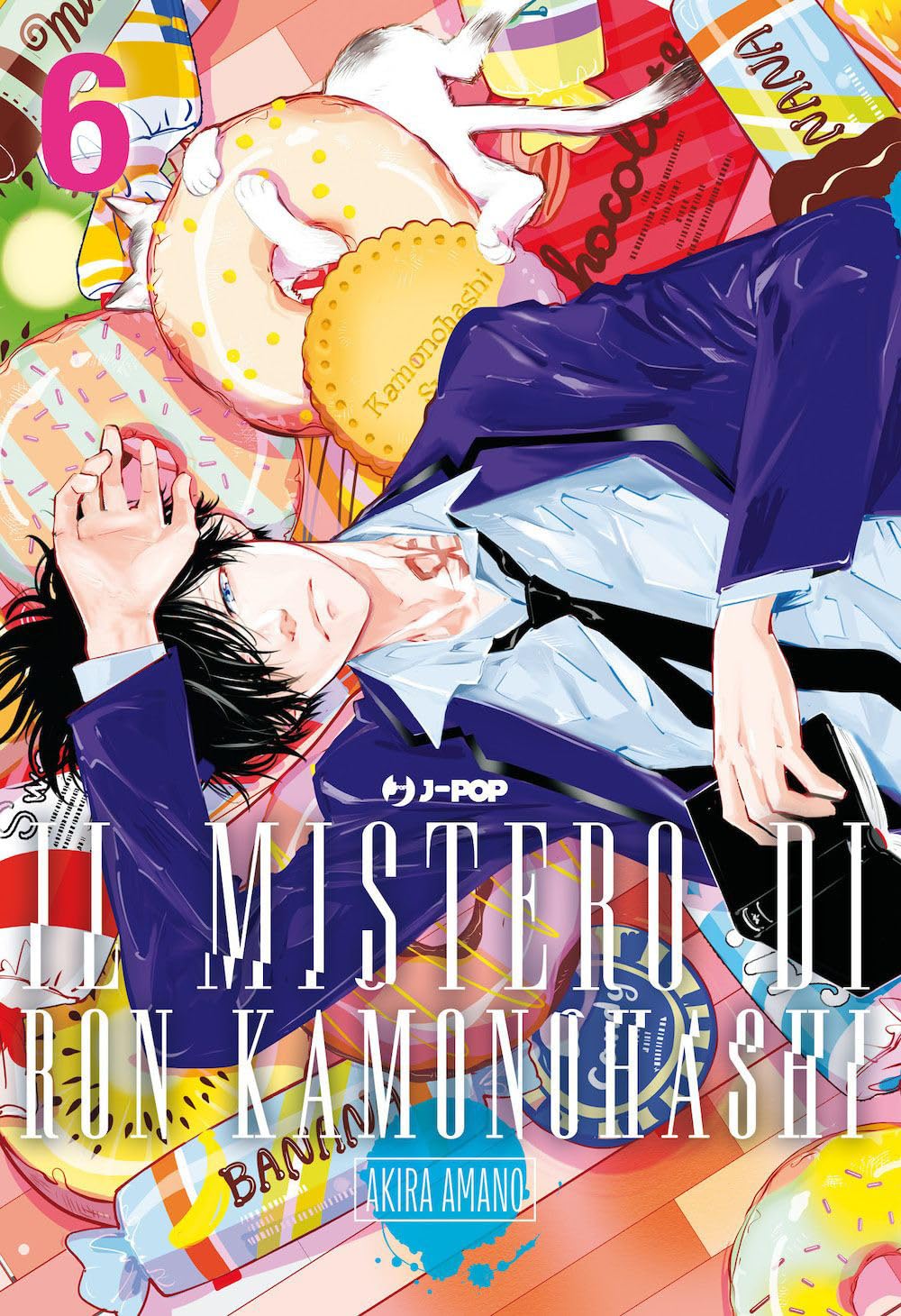 Copertina del sesto volume del manga 'Il Mistero di Ron Kamonohashi' di Akira Amano, edito da J-POP Manga. L'illustrazione ritrae Ron Kamonohashi sdraiato in giacca blu e cravatta nera circondato da dolciumi, biscotti e ciambelle colorate, sormontato dal numero 6 in rosa in alto a sinistra e dal titolo in basso.