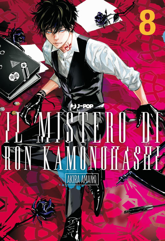 Copertina dell'ottavo volume del manga 'Il Mistero di Ron Kamonohashi' di Akira Amano, edito da J-POP Manga. L'illustrazione ritrae Ron Kamonohashi in gilet nero, camicia bianca e guanti neri, circondato da rose nere e una valigetta su uno sfondo geometrico rosso e rosa, sormontato dal numero 8 in giallo in alto a destra e dal titolo in basso.