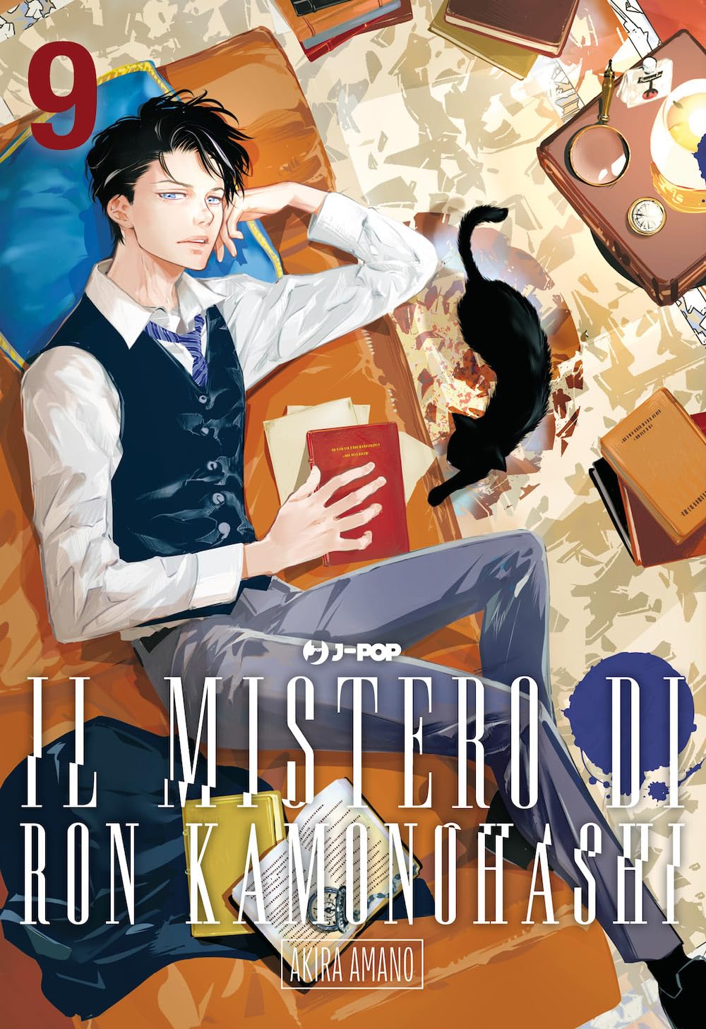Copertina del nono volume del manga 'Il Mistero di Ron Kamonohashi' di Akira Amano, edito da J-POP Manga. L'illustrazione ritrae in primo piano un giovane elegante vestito con gilet nero e cravatta blu, sdraiato a terra mentre sfoglia un libro accanto a un gatto nero, sormontato dal titolo e dal numero 9 in rosso in alto a sinistra.