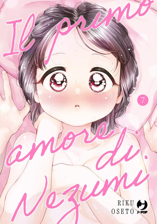 Copertina del settimo volume del manga Il Primo Amore di Nezumi. L'illustrazione ravvicinata e dai toni pastello rosa mostra la protagonista Nezumi distesa sul letto, con grandi occhi lucidi ed espressivi, le guance vistosamente arrossate e un'espressione sorpresa. Il titolo dell'opera è sovrapposto in un corsivo rosa acceso, mentre in basso a destra compaiono il nome dell'autore Riku Oseto e il logo di J-POP Manga.