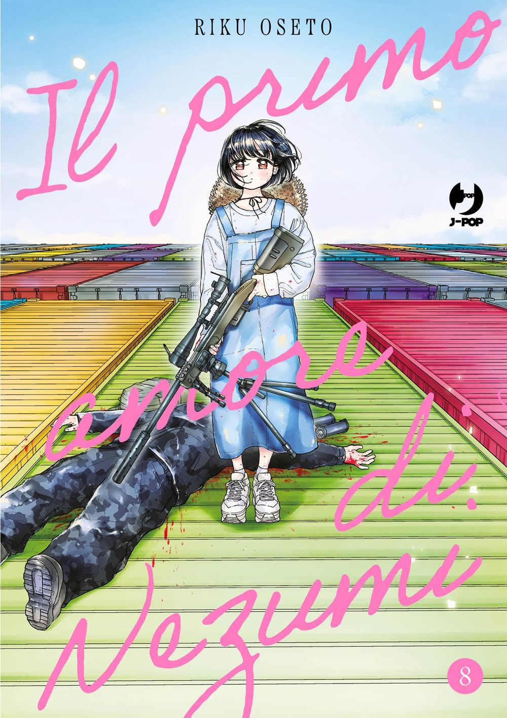 Copertina dell'ottavo volume del manga 'Il Primo Amore di Nezumi' di Riku Oseto, edito da J-POP Manga. L'illustrazione ritrae in primo piano la giovane Nezumi in salopette azzurra che imbraccia un lungo fucile da precisione sopra il corpo steso di un uomo su una piattaforma di container colorati, affiancata dal titolo scritto in corsivo rosa 'Il primo amore di Nezumi 8' e dal nome dell'autore Riku Oseto.