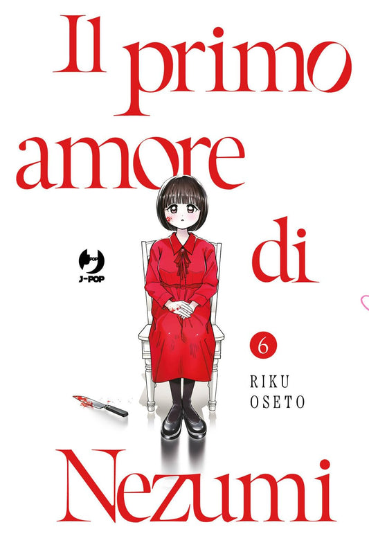 Copertina del manga Il Primo Amore di Nezumi volume 6. L'illustrazione su sfondo bianco ritrae la protagonista Nezumi seduta composta su una sedia, con indosso un elegante abito rosso. Presenta piccole macchie di sangue sul viso e sulle mani, e ai suoi piedi giace un coltello insanguinato.