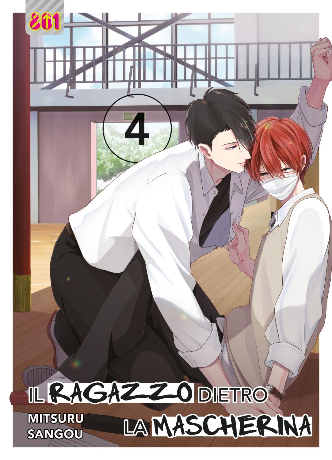 Copertina del manga Il Ragazzo Dietro la Mascherina volume 4. I due protagonisti si trovano sul pavimento in legno di una palestra scolastica. Saikawa, con i capelli neri e una camicia bianca, sovrasta dolcemente Sayama, tenendogli un polso a terra. Sayama, con i capelli rossi e la sua tipica mascherina bianca, arrossisce stringendo con una mano la camicia del compagno.