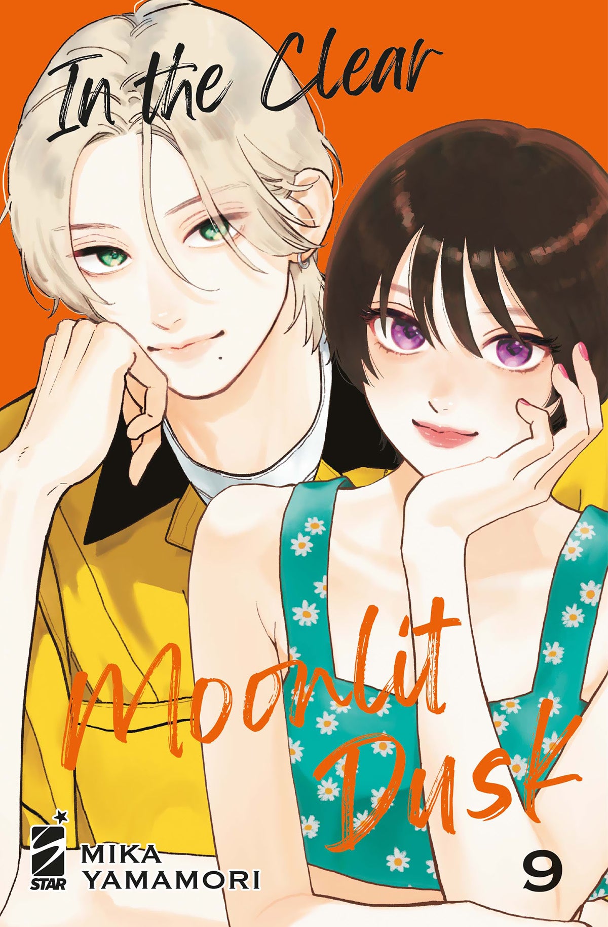 Copertina del manga In The Clear Moonlit Dusk Vol. 9; illustrazione romantica in stile shojo che ritrae i due protagonisti, Yoi e Ichimura.