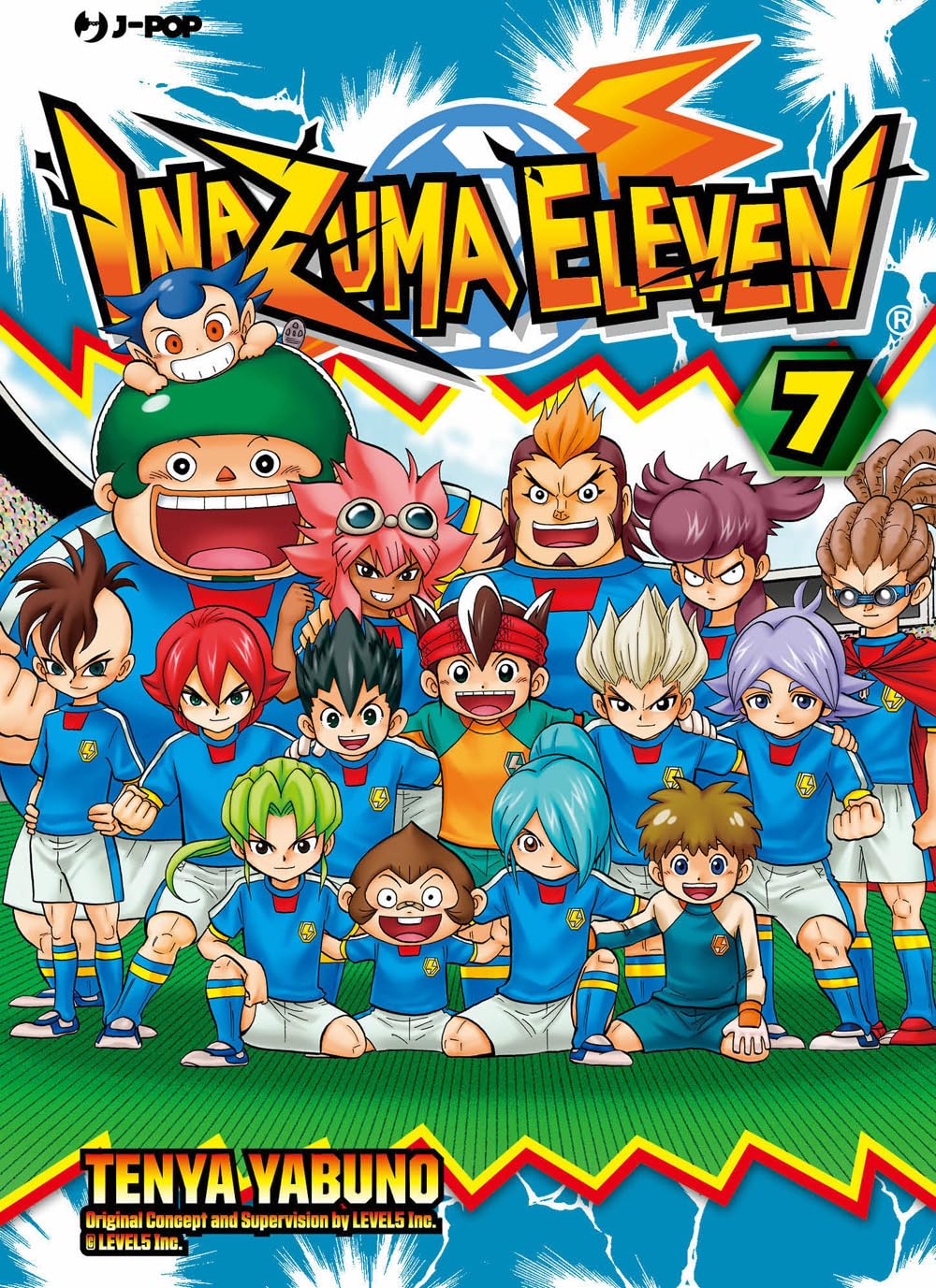 Copertina del manga sportivo Inazuma Eleven Vol. 7, disegnato da Tenya Yabuno ed edito da J-POP Manga. L'illustrazione, coloratissima e dinamica, mostra una grande foto di gruppo sul campo da calcio verde, con ben 14 personaggi della serie sorridenti e carichi di energia. La maggior parte di loro indossa la maglia blu e i pantaloncini bianchi della nazionale Inazuma Japan. Al centro spicca il capitano e portiere Mark Evans (Mamoru Endou).
