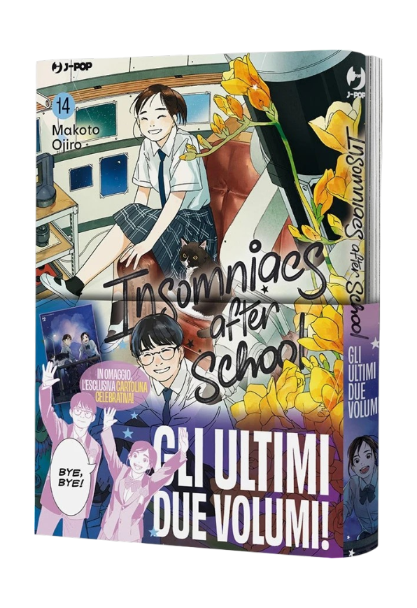 Immagine dello speciale bundle contenente gli ultimi due volumi (13 e 14) del manga 'Insomniacs After School' di Makoto Ojiro, edito da J-POP Manga. La fascetta promozionale viola in basso recita 'GLI ULTIMI DUE VOLUMI!' e segnala la presenza della cartolina celebrativa in omaggio. La copertina del quattordicesimo volume mostra Isaki Magari sorridente nell'osservatorio vicino a un grande telescopio con un gatto nero e fiori gialli, mentre Ganta Nakami con gli occhiali sorride in basso.