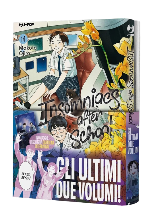 Immagine dello speciale bundle contenente gli ultimi due volumi (13 e 14) del manga 'Insomniacs After School' di Makoto Ojiro, edito da J-POP Manga. La fascetta promozionale viola in basso recita 'GLI ULTIMI DUE VOLUMI!' e segnala la presenza della cartolina celebrativa in omaggio. La copertina del quattordicesimo volume mostra Isaki Magari sorridente nell'osservatorio vicino a un grande telescopio con un gatto nero e fiori gialli, mentre Ganta Nakami con gli occhiali sorride in basso.