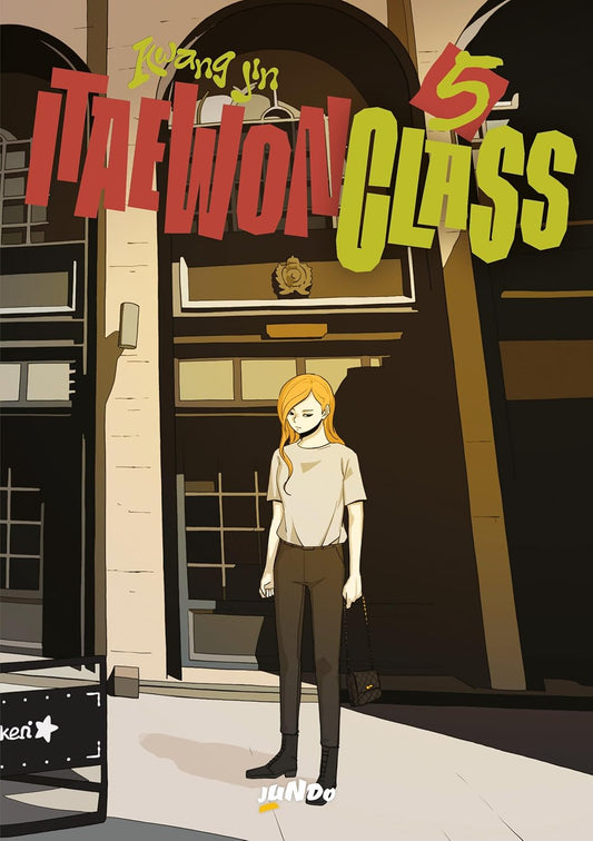 Copertina del manhwa Itaewon Class Vol. 5; una ragazza con lunghi capelli biondo-arancio (Oh Soo-A) sta in piedi davanti all'ingresso di un edificio scuro. Indossa una maglietta beige e pantaloni scuri, con una borsa nera.