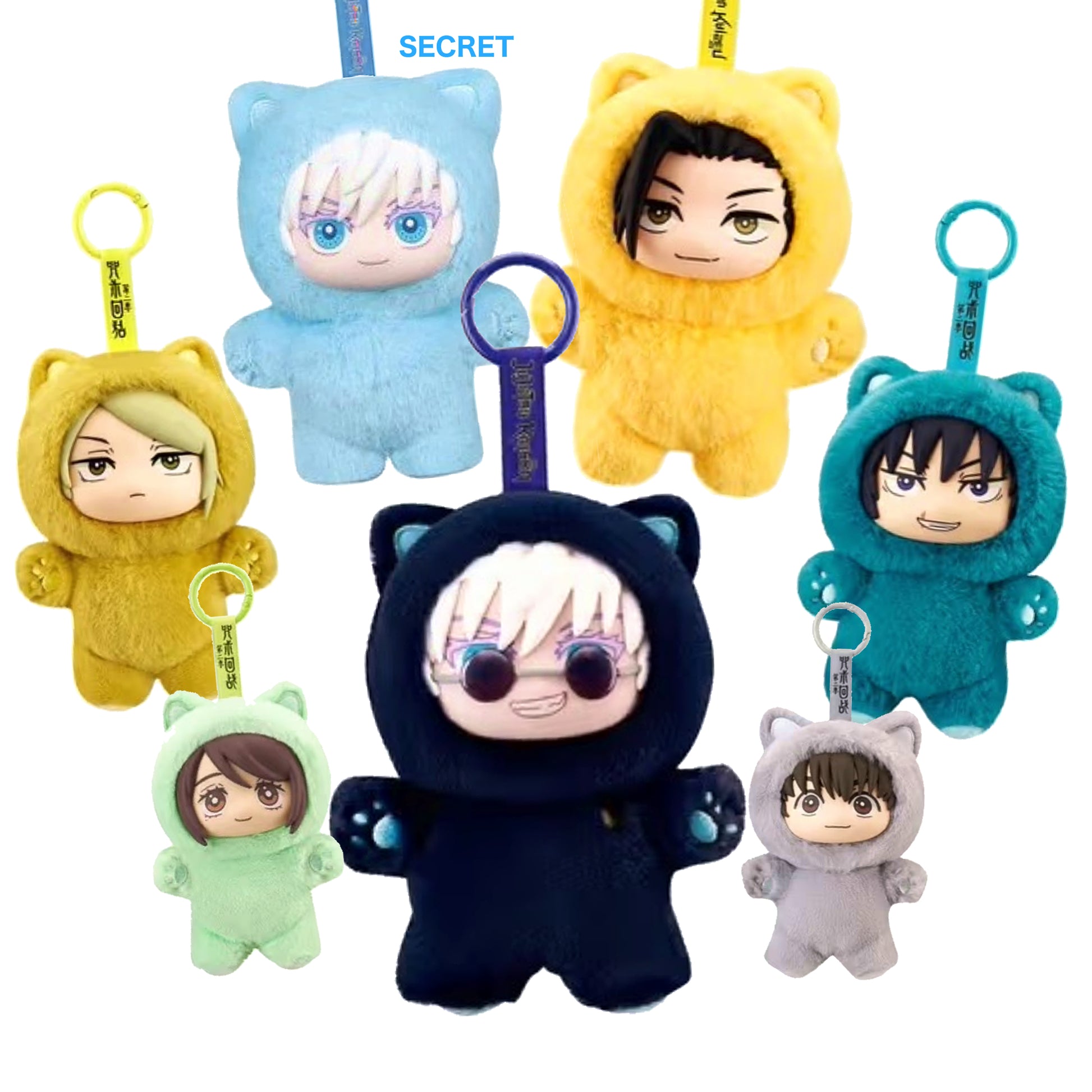 Sei diversi peluche portachiavi della collezione Jujutsu Kaisen Cat Ear Plush, disposti su due file da tre su sfondo bianco. Ogni peluche in stile chibi indossa una tutina felpata di colore diverso (nero, giallo, ocra, verde chiaro, grigio, azzurro) dotata di orecchie da gatto e un gancio coordinato in plastica. Tra i personaggi si distinguono Gojo Satoru con gli occhiali da sole neri e Suguru Geto.