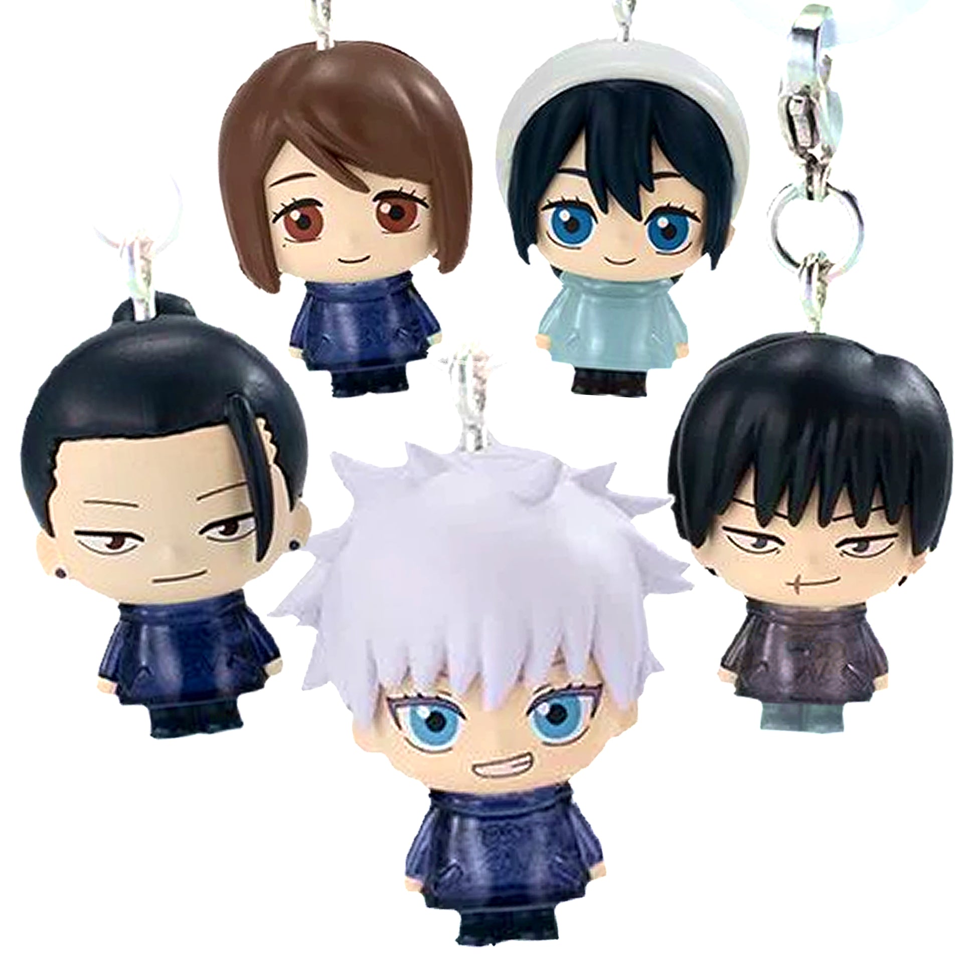 Immagine promozionale di 5 ciondoli gashapon della serie Jujutsu Kaisen disposti su sfondo bianco. I personaggi, realizzati in stile chibi con grandi teste, indossano dei piccoli impermeabili traslucidi a forma di campanella. Al centro in primo piano spicca il giovane Satoru Gojo, con i caratteristici capelli bianchi disordinati, grandi occhi azzurri e un impermeabile blu scuro. Alla sua sinistra si trova Suguru Geto, con l'inconfondibile ciuffo nero e orecchini, mentre alla sua destra c'è Toji Fushiguro.