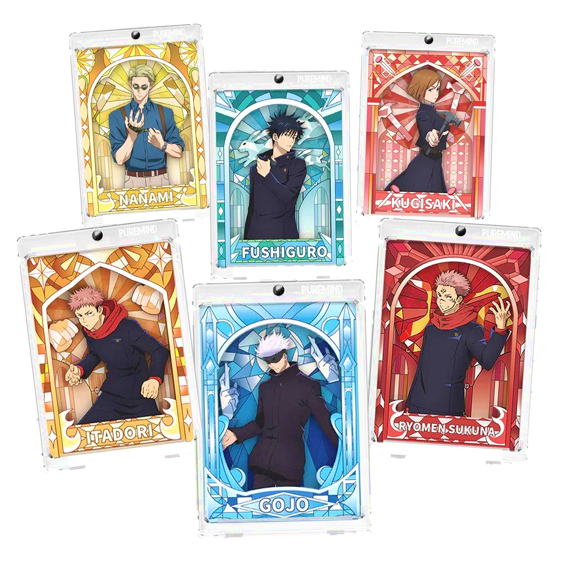Sei mini diorama tridimensionali trasparenti della serie Jujutsu Kaisen disposti su sfondo grigio chiaro, raffiguranti i personaggi Itadori, Fushiguro, Kugisaki, Nanami, Gojo e Sukuna racchiusi all'interno di cornici decorate che ricordano delle vetrate colorate.