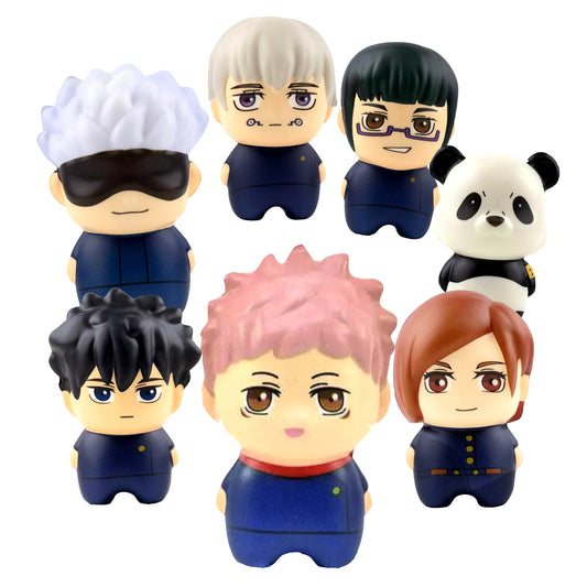 Un assortimento colorato delle 6 figure Squish Hero di Jujutsu Kaisen (Gojo con e senza benda, Nanami, Maki, Panda, Yuji, Nobara) in stile chibi e tondeggiante, pronte per essere schiacciate.