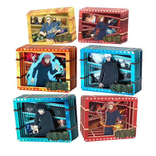 Sei mini gallerie tridimensionali in legno intagliato a forma di pellicola cinematografica con i personaggi di Jujutsu Kaisen: Nanami, Itadori, Kugisaki, Gojo, Sukuna e Fushiguro.