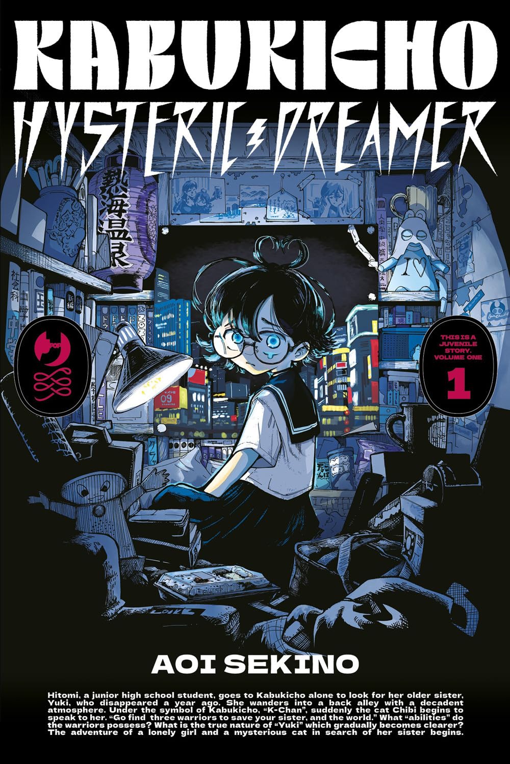 Copertina del manga Kabukicho Hysteric Dreamer Vol. 1; illustrazione dai toni scuri e bluastri. Al centro, la giovane protagonista Hitomi con occhiali e divisa scolastica siede in una stanza disordinata illuminata da una lampada da scrivania. Sullo sfondo, fuori dalla finestra, brillano i neon notturni della città di Kabukicho.