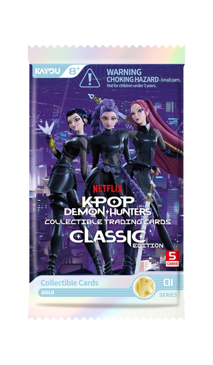 Bustina singola di carte collezionabili K-POP Demon Hunters Classic Edition di KAYOU, con le tre protagoniste in tenuta d'assalto nera su sfondo cittadino notturno.
