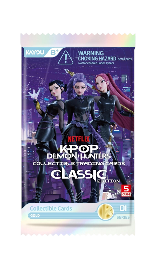 Bustina singola di carte collezionabili K-POP Demon Hunters Classic Edition di KAYOU, con le tre protagoniste in tenuta d'assalto nera su sfondo cittadino notturno.