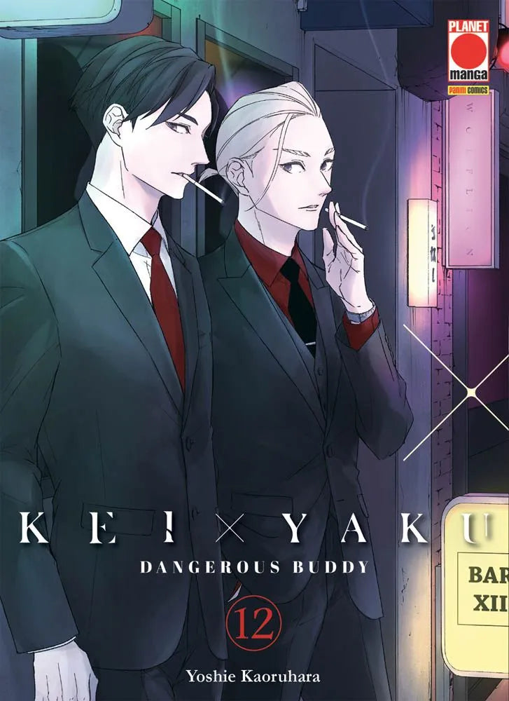 La copertina del volume 12 di Kei x Yaku: Dangerous Buddy, che mostra i due protagonisti Ichiro e Shiro di profilo, vestiti con abiti eleganti scuri, mentre fumano una sigaretta fuori da un locale notturno con luci al neon.