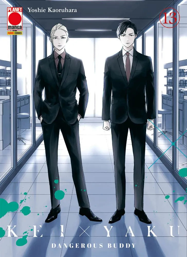 Copertina del manga Kei X Yaku - Dangerous Buddy Vol. 13, dell'autrice Yoshie Kaoruhara edito da Panini Planet Manga. L'illustrazione mostra i due protagonisti in piedi, fianco a fianco, all'interno di un corridoio luminoso e moderno caratterizzato da grandi pareti a vetri, simile a un laboratorio o a un ufficio. Entrambi i personaggi indossano eleganti completi scuri con cravatta. Il ragazzo di sinistra ha i capelli biondi legati all'indietro e tiene le mani nelle tasche dei pantaloni, mentre quello di des