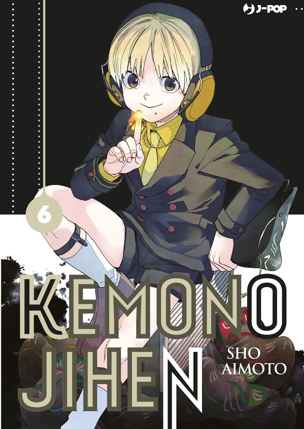 Copertina del sesto volume del manga 'Kemono Jihen' di Sho Aimoto, edito da J-POP Manga. L'illustrazione ritrae in primo piano un ragazzo dai capelli biondi con grandi cuffie gialle e divisa scura con pantaloncini mentre porta un dito illuminato vicino al viso, sormontato dal titolo 'KEMONO JIHEN', dal nome dell'autore Sho Aimoto e dal numero 6 a sinistra.